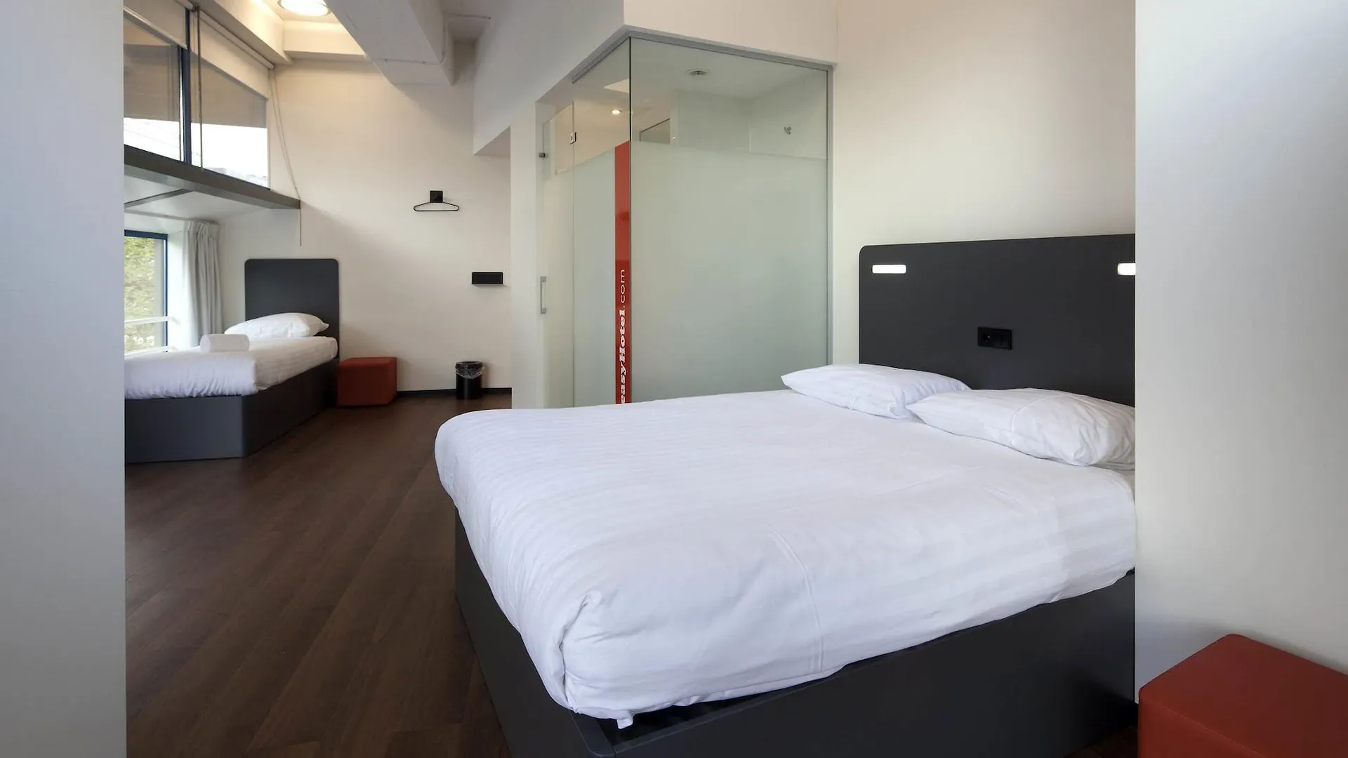 Easyhotel Rotterdam City Centre 2*,