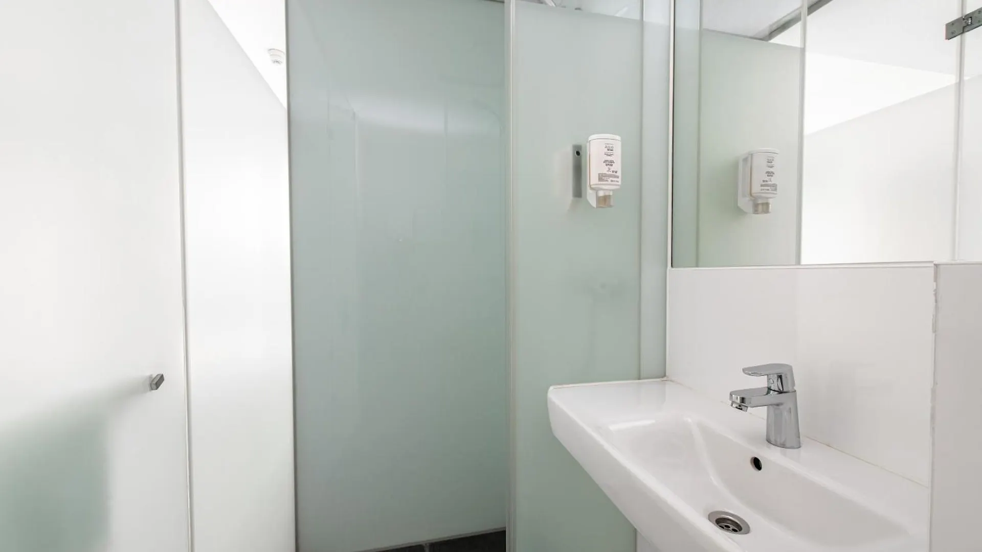 Easyhotel Rotterdam City Centre 2*,